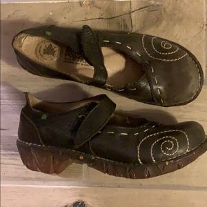 El Naturalista Mary Janes size 9